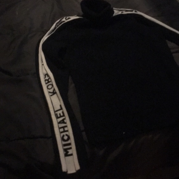 Micheal Kors Turtle Keck Sweater - Picture 4 of 4